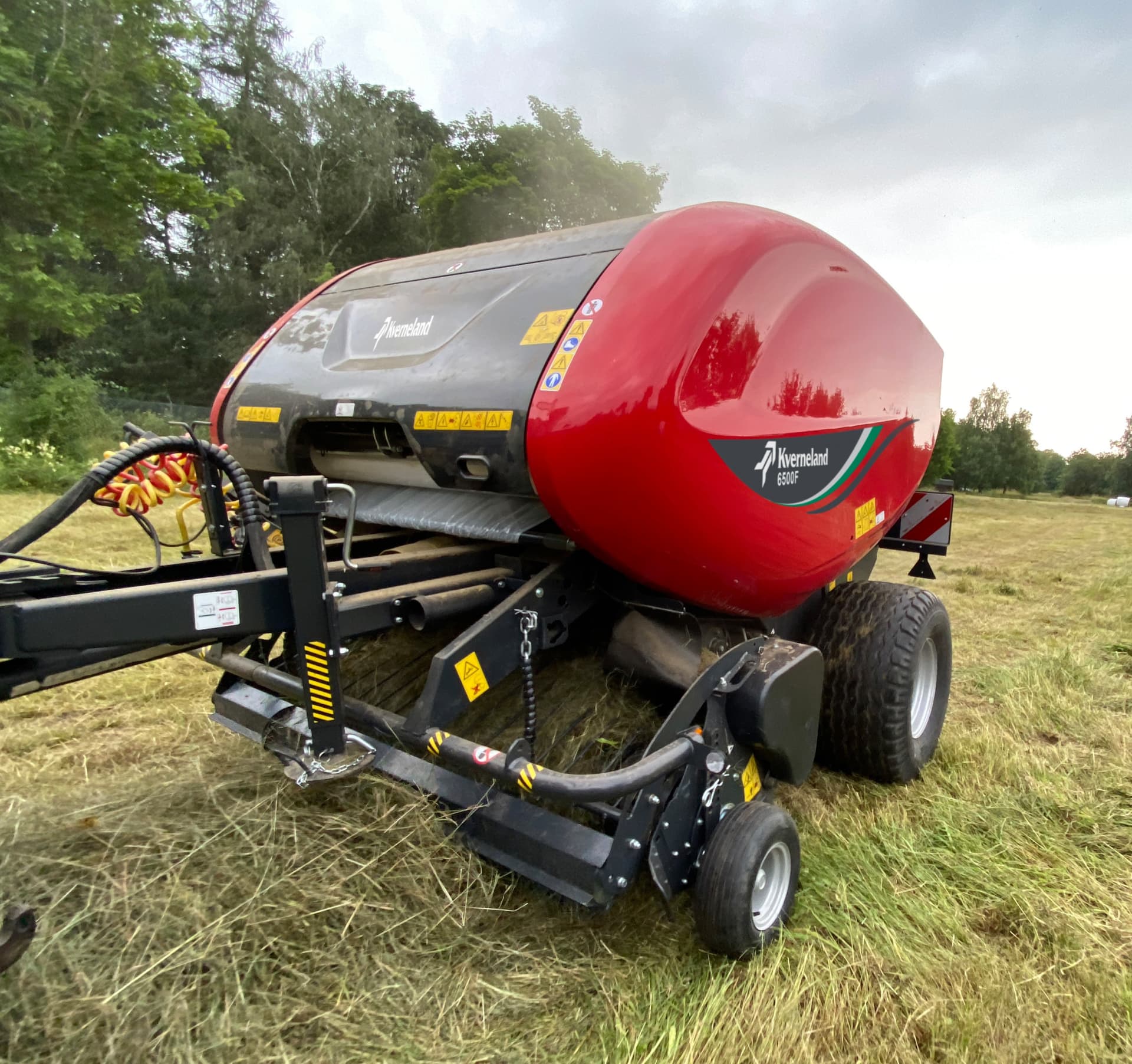 Kverneland 6500F- High-performance Fixed Chamber Balers!