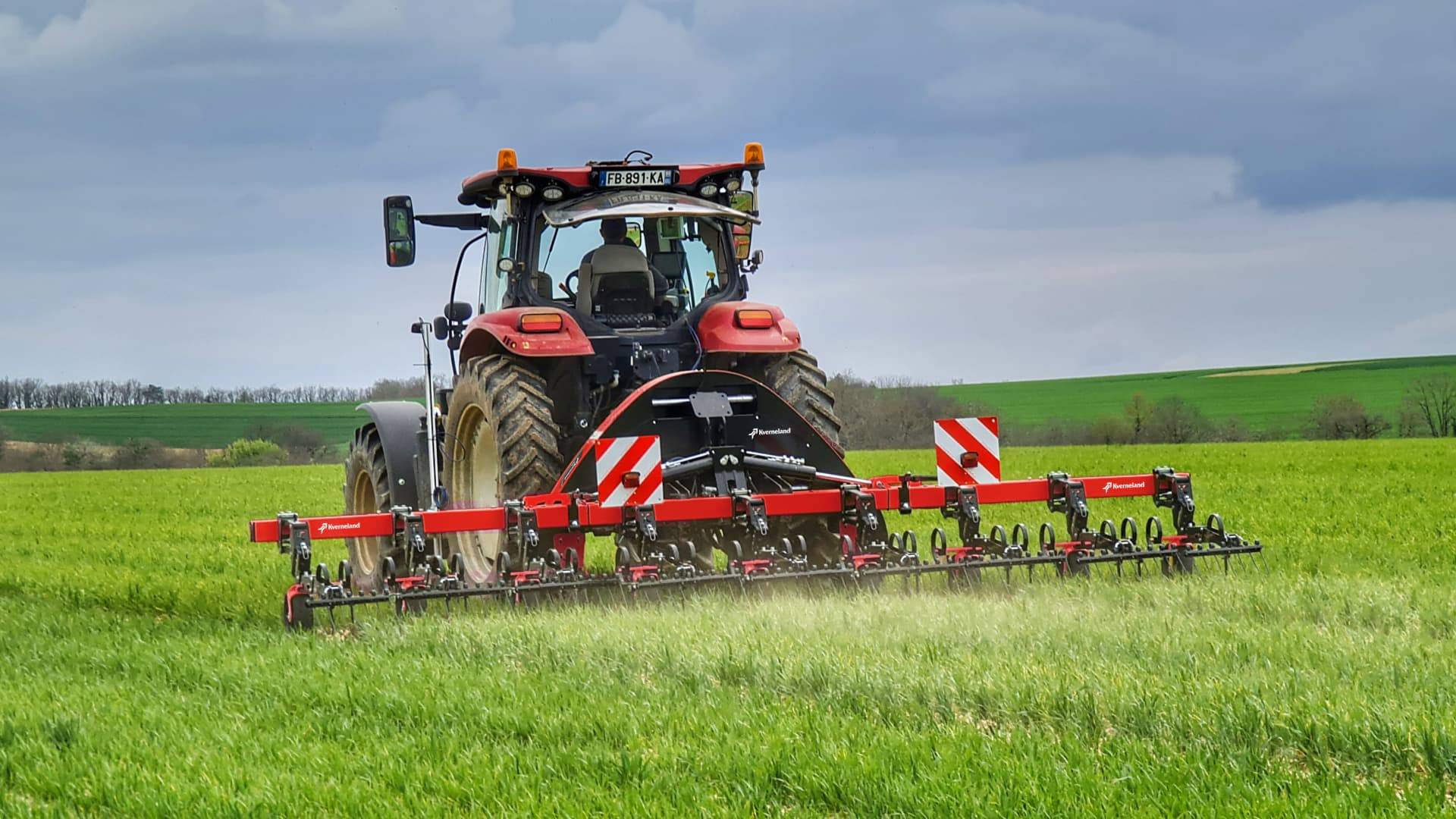 Inter-row cultivator Onyx with guiding interface Lynx in cereals