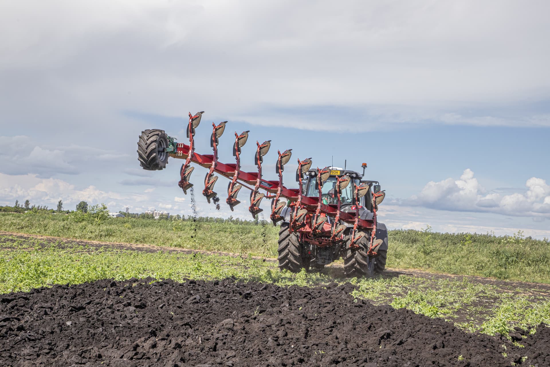 Charrue Kverneland faisant une manœuvre en bout de champ