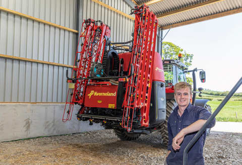 La stabilité de la rampe Kverneland iXter B prend les pentes à bras-le-corps