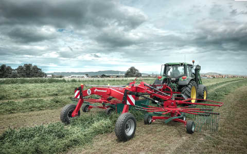Kverneland’s 9472 C Rake provides an instant solution at Trusty Contracting, Hastings. 