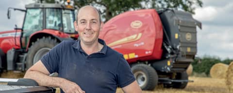 Contractor favours Vicon variable chamber bale quality