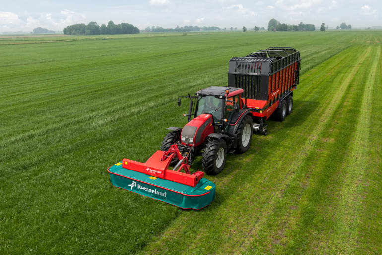 Kverneland 2800 FS,  first front disc mower with an actively driven swath former