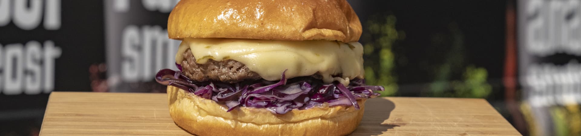 Butcher burger med Kavli Smaksrik ost og søtpotetfries med ostedipp er en smaksbombe vi tror du vil digge!