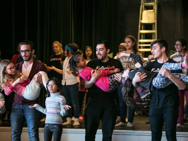 Dans og teater! Kulturhjerte er en møteplass for barn og unge som retter seg både mot flyktninger og barn som er født i Norge. Ved hjelp av språk- og kulturdeling skaper de hvert år en festforestilling full av lidenskap og talent.