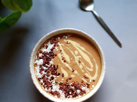 En deilig smoothie i skål med Skyr® Kaffe &amp;amp;amp; Vanilje, toppet med kokos og kakao nibs.