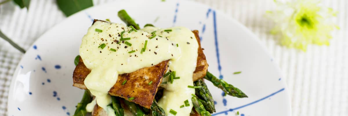 Tofu benedict med Planti creamy cooking och sparris