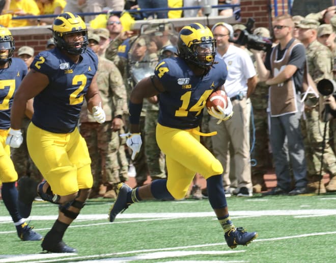 Michigan Wolverines football safety Josh Metellus runs back a fumble.