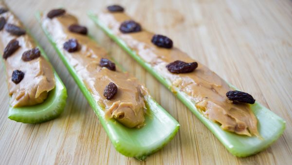 ants on a log, celery, peanut butter, raisins