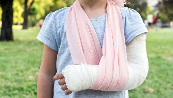 young girl with broken arm