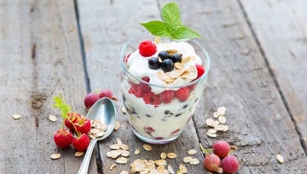 yogurt, berries, raspberries, oats