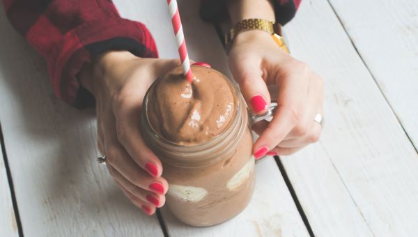 chocolate smoothie in a mason jar