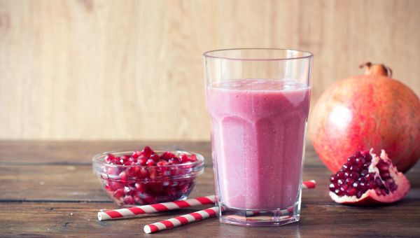 strawberry-pomegranate green smoothie