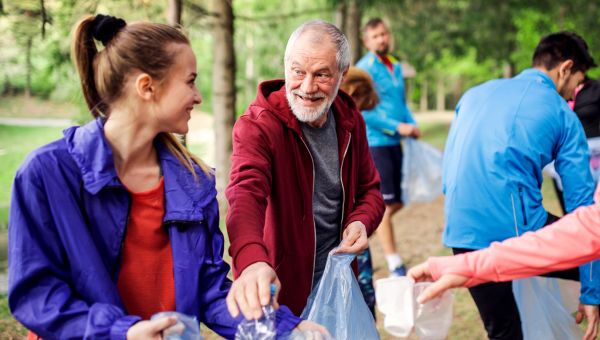 group doing volunteer work