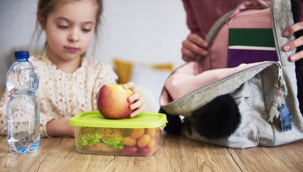 mom and daughter packing healthy lunchbox
