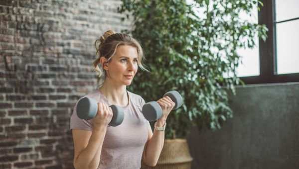 woman in her late 30's doing resistance training to prevent Osteoporosis 