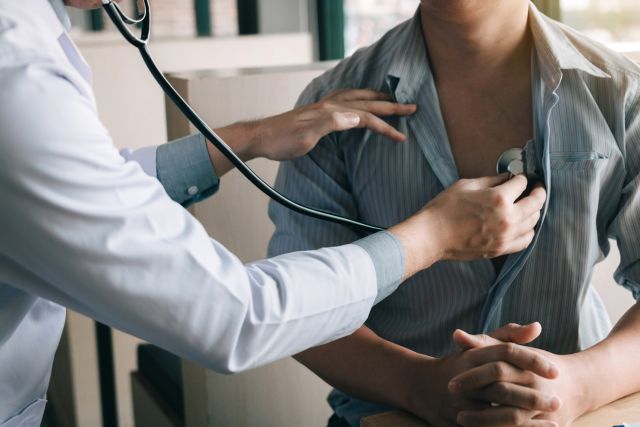 doctor listens to patients' heart