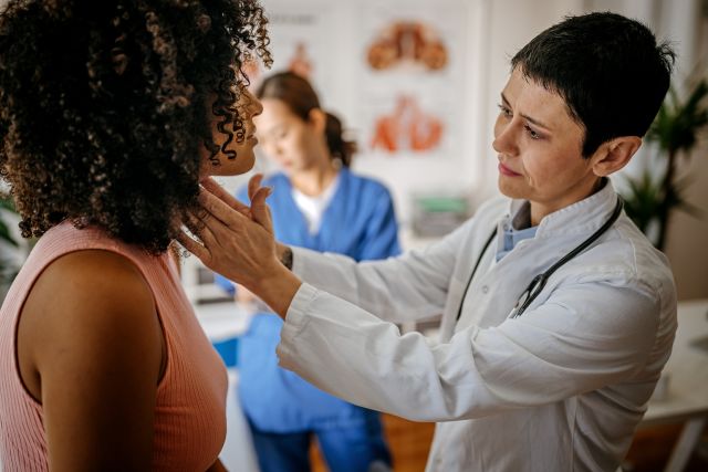 Because the thyroid hormone is important to so many different processes within the body, people with Graves’ disease can experience a variety of symptoms.
