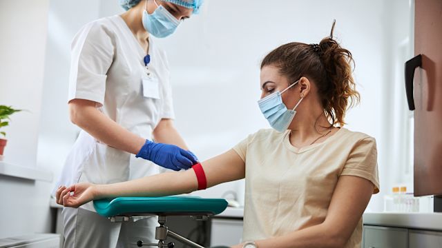 A person with bipolar disorder has blood drawn at a healthcare appointment. In addition to a psychiatrist, a primary care provider is a valuable member of a healthcare team for bipolar disorder.