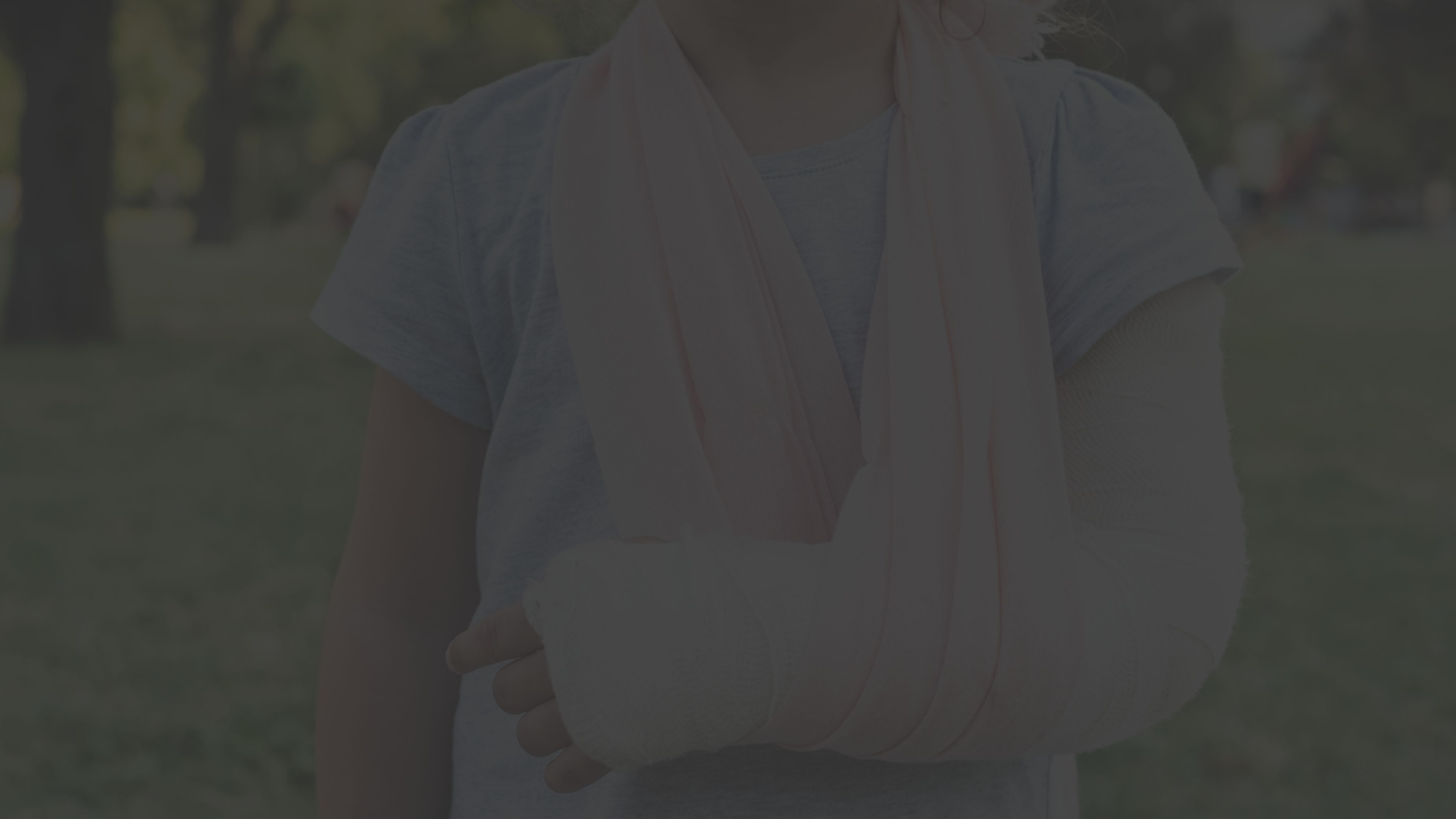 young girl with broken arm