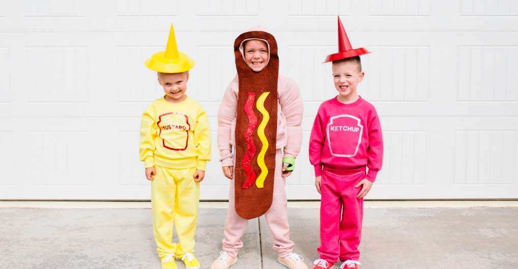 Sjove fastelavnskostumer til hele familien: Lav DIY ketchup & sennep kostumer