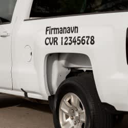Sticker med CVR nummer og firmanavn