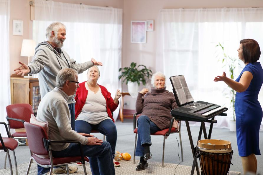 Dementia patients singing in a group music therapy