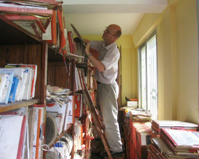 Dr Graeme Counsel in the Radio Télévision Guinée archives.