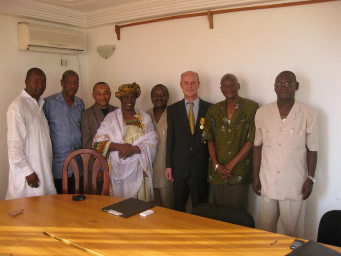 Dr Counsel received Guinea’s highest academic honour, the gold medal of the Palme Académique en Or. To his right is Dr Aly Gilbert Iffono, Minister of Culture, des Arts et Loisirs.
