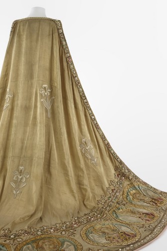 Unpicking Costume Designs for Opera