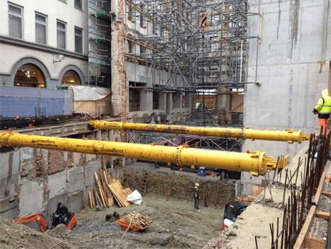 Hydraulikstützen von Groundforce sichern eine historische Fassade in der Münchener Innenstadt.