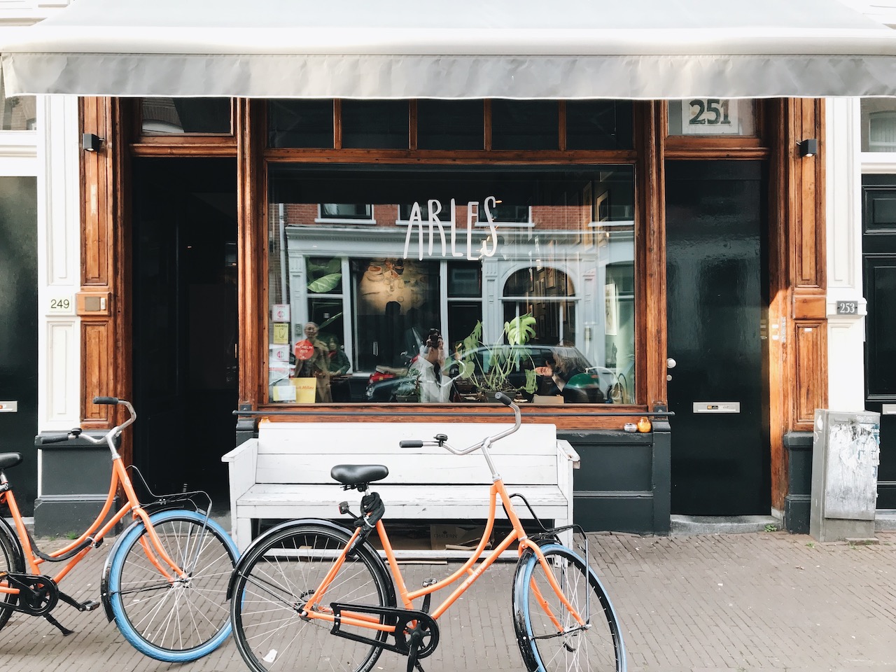 阿姆斯特丹｜櫻花樹下的摩登小酒館 Restaurant Arles